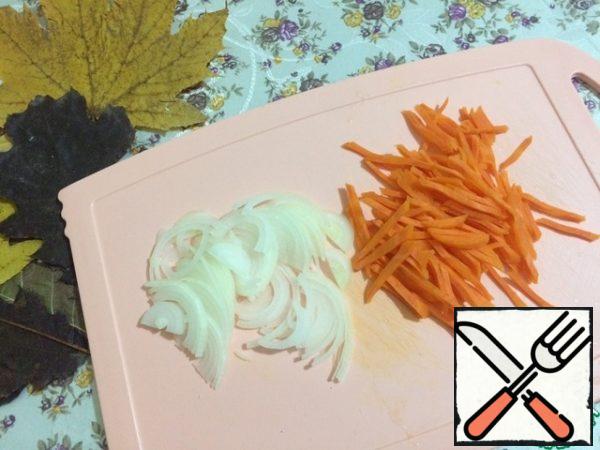 Cut the onion into thin half rings, and carrot strips.
