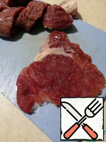 Pieces put on the table and on top of the film, so that the meat does not stick to the hammer, and beat off.