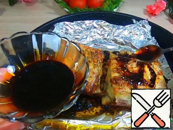 After 40 minutes, remove the ribs from the oven and coat with a mixture of soy sauce and honey.