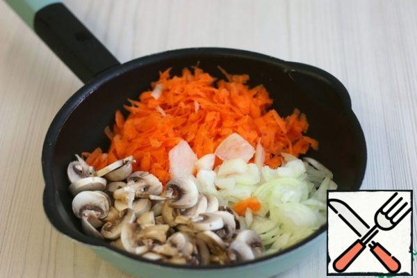 Carrots chop into strips, onions cut into half rings/cubes, mushrooms cut into pieces/plastics.
Add 2 tablespoons of vegetable oil to the pan. Add prepared to fry vegetables and mushrooms. Saute vegetables until light Golden brown.