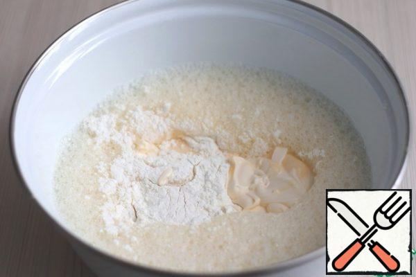 Beat the eggs into a light foam, then add the starch, add the flour, add the mayonnaise, add a spoonful of salt (without the slide). Beat the mixture until smooth.