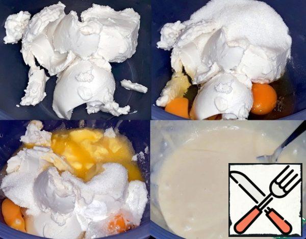 The cream was thick in the open box.
Put them in a bowl with a spoon. I broke the eggs, poured
sugar, salt, baking powder and added melted
butter. Mix the contents of the bowl well.
