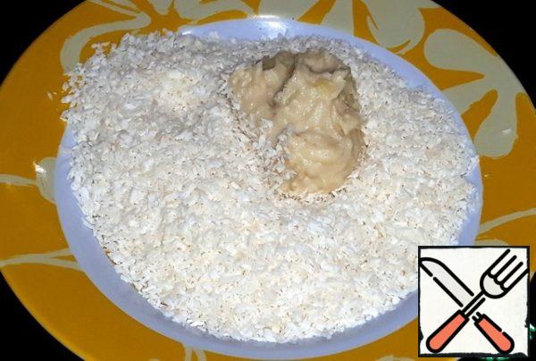 In a plate sprinkled with shavings, put a full
spoon of dough and roll out, forming a tortilla.
