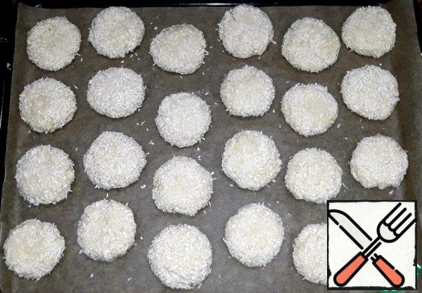 She placed the cakes on the parchment-covered table
cover the baking sheet with baking paper. There were 26 of them. Two did not
fit, I baked them separately.
