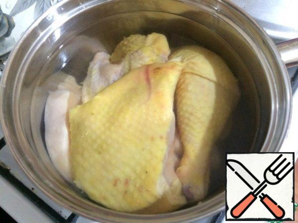 Proceed to the preparation of chicken and sauce. Pieces of chicken pour cold water and put on fire. Give the chicken to boil for ten seconds, drain the "dirty" water, wash the pieces of chicken with hot water.