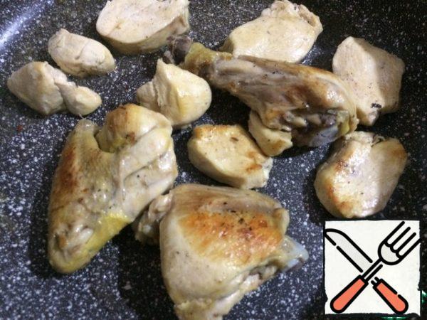 And if you want the chicken to have a slightly brighter taste, you can brown the pieces of meat in a pan with butter.