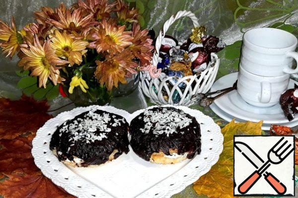 We lubricate the top of the cookies with liquid chocolate.
Sprinkle chips on top of the warm one. When heated, the chips will darken from the chocolate. On a heated stick, so that the liver does not crumble and does not fall off from it.
