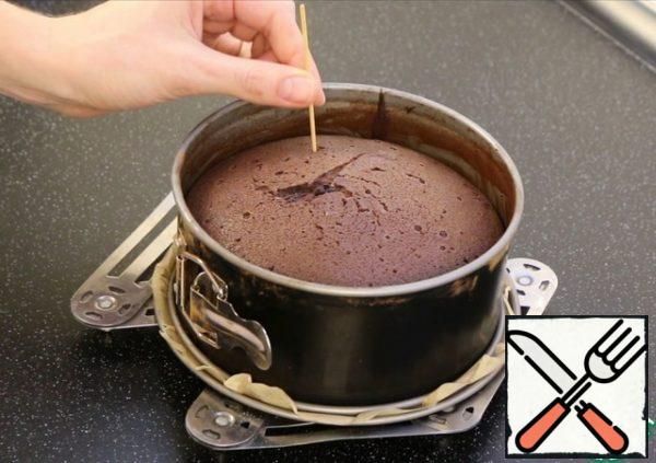 I check readiness with a toothpick.
Immediately after baking, a small cap is formed on the cake, but as it cools, it will settle.
