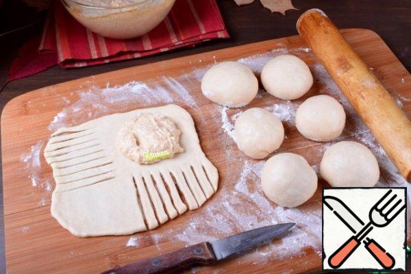 Put the filling with a full dessert spoon on a sector not cut into strips.
