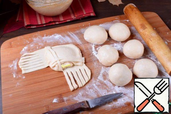 We begin to "braid" the strips of dough, taking turns taking the strip from one sector, then from another.
No, it is not difficult, and if you do not use a lot of flour for podpyla, the dough is perfectly fastened.