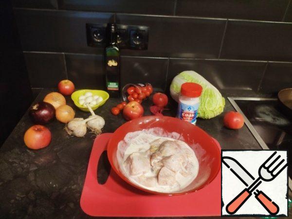Wash chicken, clean from the skin, cut into medium-sized pieces and put in a plate, then take the yogurt, pour it to our chicken, salt, pepper, mix everything and leave to marinate for 15 minutes.