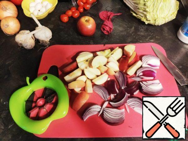 Apples cut into equal slices, cut out the core ( it is convenient to use an Apple cutter ) Onions and tomatoes cut into large parts.