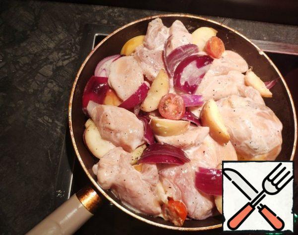 Apple slices, onions and tomatoes are sent to the pan, fry for 3 minutes, then add the chicken and fry for another 5 minutes.