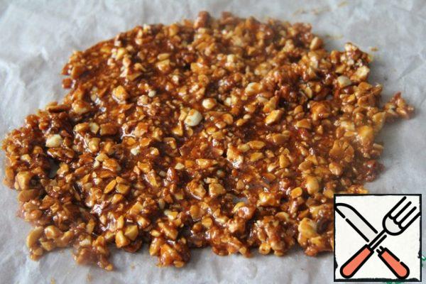 Prepare a crumb of praline.
Melt the sugar in a frying pan and wait until it turns amber. Add the melted sugar and chopped nuts, mix well. Pour the mixture onto a parchment or silicone mat. Allow to cool completely and set.
