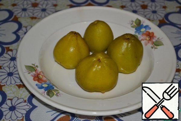 I want to tell you that I cooked such cupcakes with other fruits - both apples and pears, but it is with Japanese quince that cupcakes turn out to be surprisingly fragrant, with a slight pleasant sourness.
We will need 3-4 pieces of quince, it all depends on its size. It is necessary to get 300 g of purified mass.
