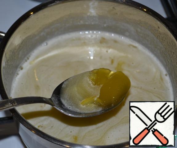 When the butter has melted, add a spoonful of honey and so does his dissolve.