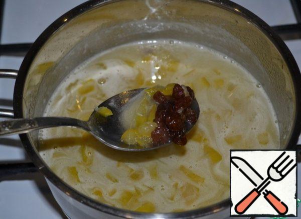 Turn off the heat, add vanilla sugar and raisins. Stir and let cool. Until it cools down, do not cool down, the mass should remain quite warm, but not hot.

