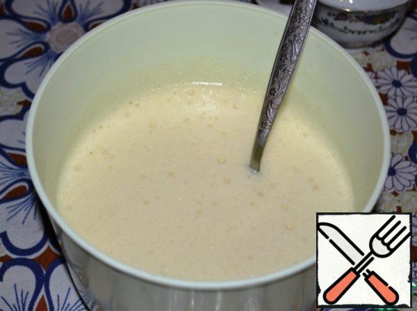 When the mass cools down a little, transfer it to a high bowl, pour in the baking powder and mix well. A lush foam should form.
