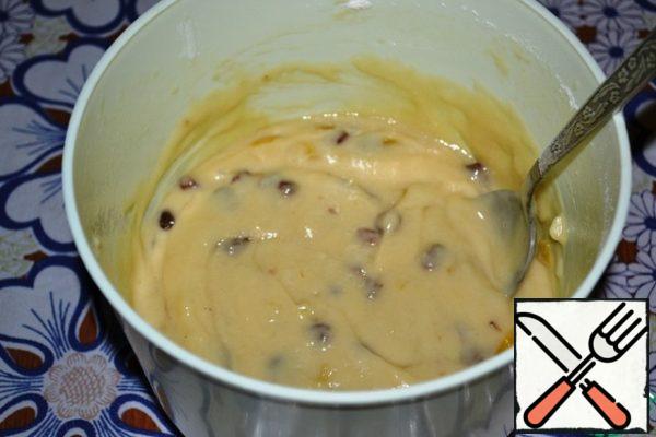 In this foam mixture pour vegetable oil and add flour, mix well with a spoon.