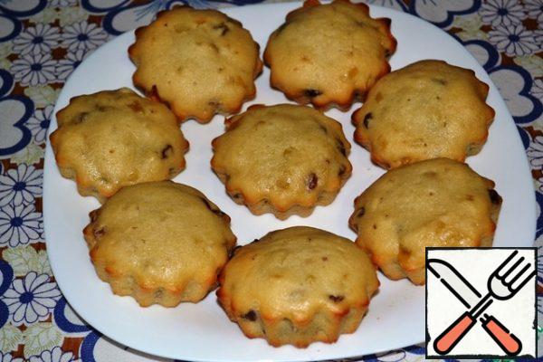 The finished muffins to cool. You can warm tea or coffee and treat guests, friends, family and friends! This fragrant delicious dessert flies with a BANG!