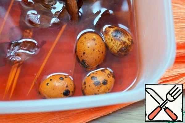 Prepare in advance a decoction of onion husks,.
Quail eggs cook, roll on the table, giving the shell to crack.
Place in a decoction, for coloring. You can also paint wooden skewers.
(This step is an indulgence, but a beautiful design - already half of success.)