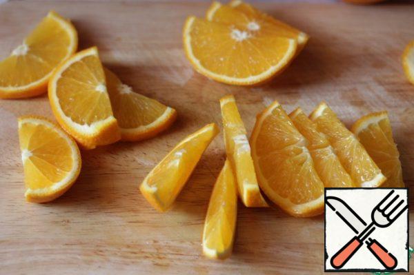 Oranges carefully wash and cut into half rings (together with the peel!).
It is best to take oranges with a thick skin, candied fruits from them are tastier.