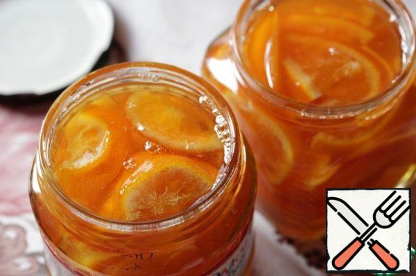 Arrange the orange slices in jars and pour the syrup.
In sterilized jars of jam will be stored for a year or more (in a dark cool place). I have not tested it in practice, because we eat it for a couple of months.