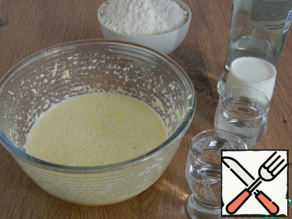 Add the flour to the beaten mass, mix.