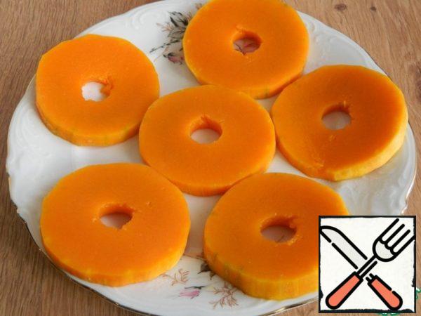 If you have pre-baked the pumpkin, put it on a plate to cool.
