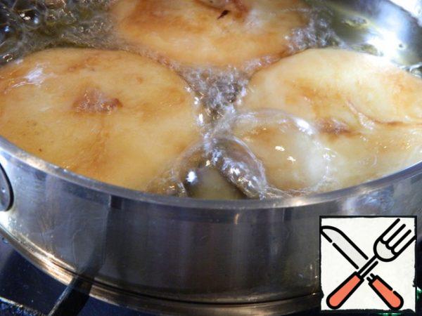 Preheat the oil well so that small bubbles appear. VERY carefully put the pumpkin into the dough. The dough begins to increase in size before our eyes. The doughnut is swelling. Fry on one side for 10 seconds, very carefully turn the donuts over with a slotted spoon, helping with a wooden spatula, on the other side.
