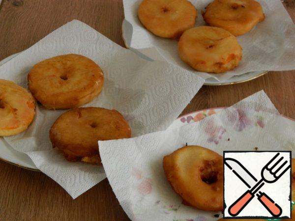 Ready donuts spread on a paper towel to get rid of excess oil. Inside the doughnut, the oil does not fall.