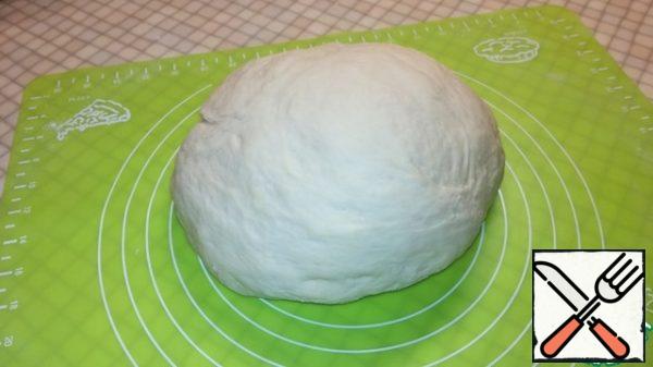 After an hour the dough is well to press down. Form a circle.