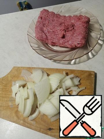 Onions cut into half rings and send with minced meat to the pan on medium heat, salt, fry for 10 minutes.