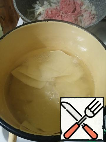 In boiling salted water, throw our sheets and cook for 4 minutes, then take out a slotted spoon on a plate.