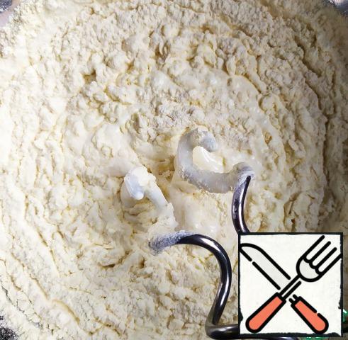 Prepare the dough for Khanum. Sift the flour into a bowl.
Separately mix water, salt and vegetable oil. Pour the wheat flour, spread the dough on the work surface. Knead a smooth, elastic dough, roll into a bun. For the dough may need a little more or a little less flour.