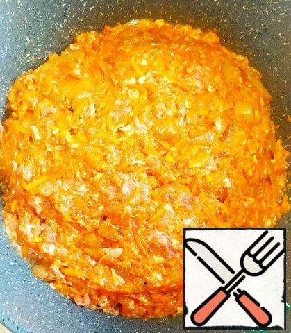 Let's prepare the filling. Onions cut into small cubes or half rings (you can fry it lightly in a pan until Golden brown), pumpkin grate. Then add the minced meat, salt, pepper, add spices and mix everything.