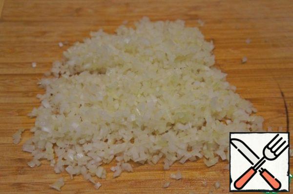 Finely chop the onion.
