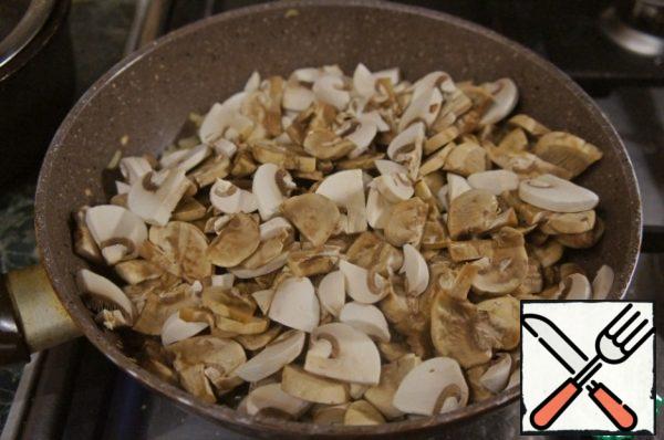 In a deep frying pan, fry the onion in vegetable oil until Golden brown, add the mushrooms, cut into plates, and fry all together until the liquid evaporates.
A few beautiful plates of mushrooms to leave for decoration.