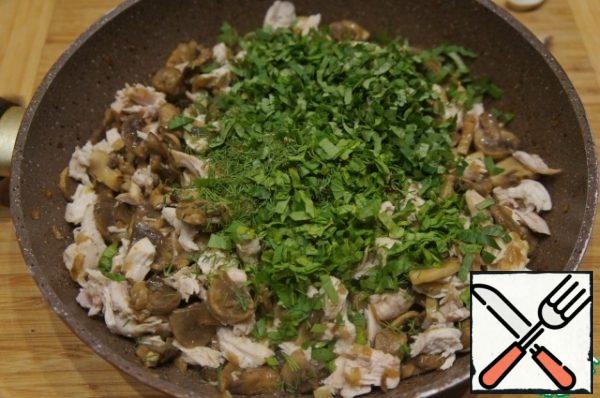 When the liquid evaporates, add to the mushrooms chicken, salt, pepper and herbs. Mix everything.
If desired, add your favorite spices.