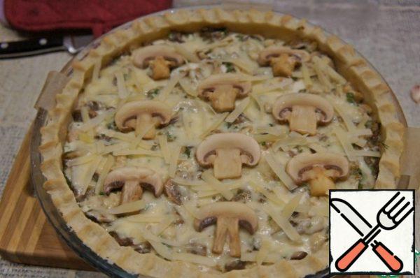 We put it in a hot oven.
After 20 minutes, remove the mold from the oven and put the previously postponed mushroom slices on the filling.
