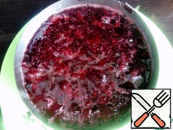Preparing jelly. In cherry juice dissolve the gelatin and put on a small fire to dissolve the gelatin (but do not boil!), then add the berries and remove to stabilize in the refrigerator.