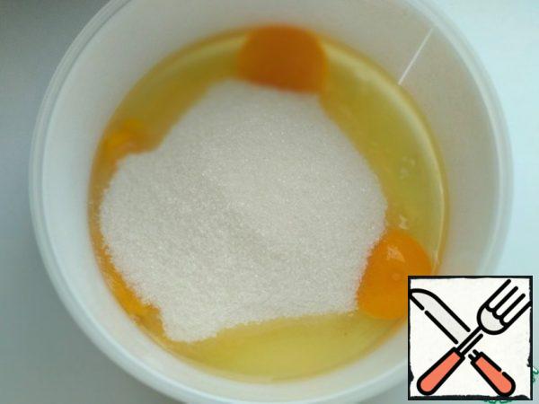 In a bowl, mix the eggs with the sugar.