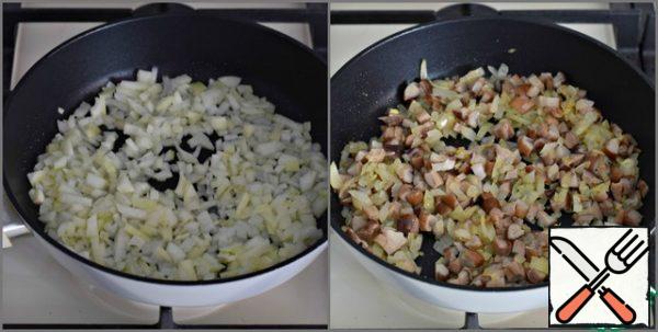 Finely chop the onion and fry in well-heated vegetable oil for a couple of minutes. The fire is active. Then add finely chopped mushrooms to the pan with onions (I used white ones) and cook everything together for another three to four minutes. Add salt to the filling to taste, cool.
