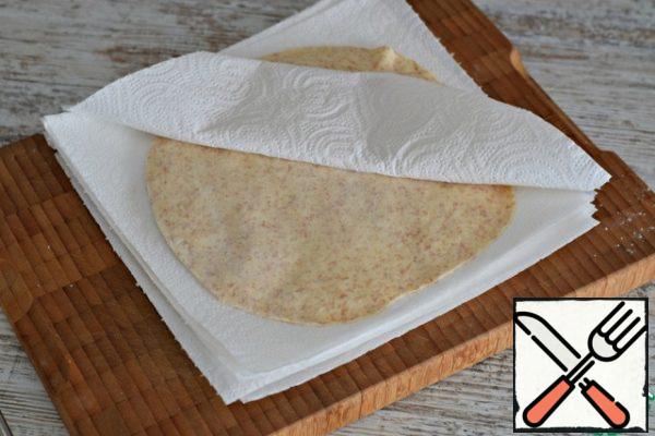 Fold the cakes in a stack, covering them with paper towels or thin napkins so that the cakes do not dry out.
