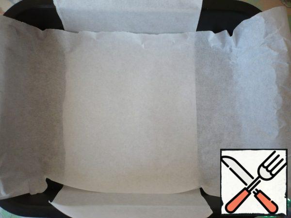 Preheat the oven to 180 degrees. Cover the baking dish with baking paper, so that the edges of the paper protruded and it was easy to lift it when the baking is ready. The size of the form is 20x25 cm.