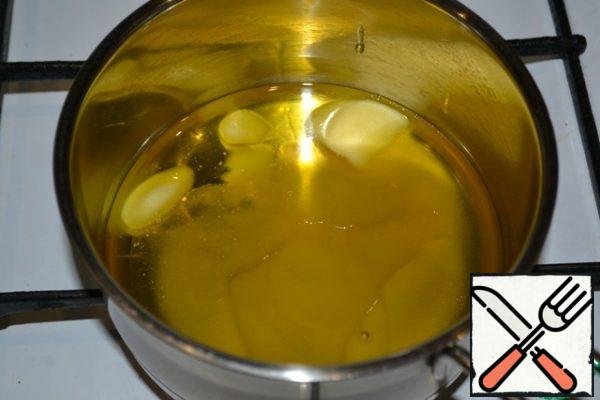 Melted butter put in a saucepan, melt, add honey and heat over heat, stirring well.