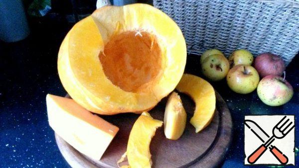 Peel the pumpkin from the seeds and peel.
