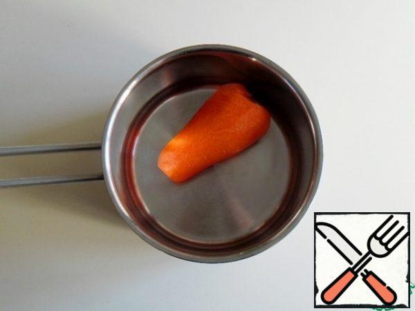 Carrots of medium size (about 170-200 g) wash, peel, boil until soft, in the usual way or in a steamer.
