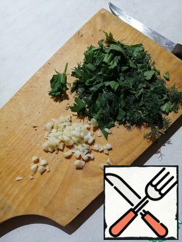Finely chop the greens, garlic and finely chop or skip through the press.