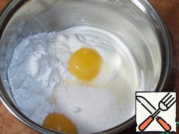 In a saucepan with a thick bottom, mix sour cream (I use 25%, but you can also 20%), yolks, sugar, starch.